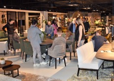 Een blik in de druk bezochte showroom van NIX Design/PMP, waar tijdens de VAKdagen de nieuwe modellen met een kleurenpallet van zachte tinten en stoffen werden gepresenteerd.